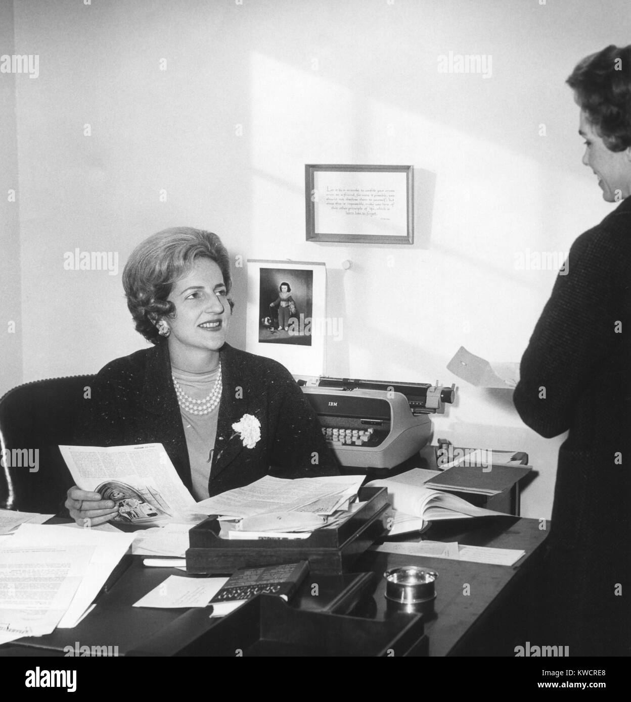 Letitia Baldrige dans son bureau de la Maison Blanche comme Jacqueline  Kennedy's secrétaire social. Elle était une spécialiste de l'étiquette, les  relations publiques de l'exécutif, et l'auteur. Le 25 janvier 1961. -