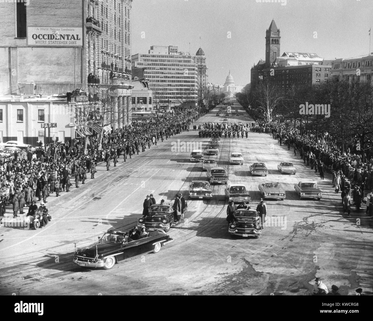 Le président John Kennedy et de la Première Dame Jacqueline Kennedy dans la voiture de tête du défilé inaugural. Le défilé s'étend jusqu'à l'Avenue Pennsylvania Capitol lointain. Le 20 janvier 1961. - BSLOC  2015 (1 147) Banque D'Images