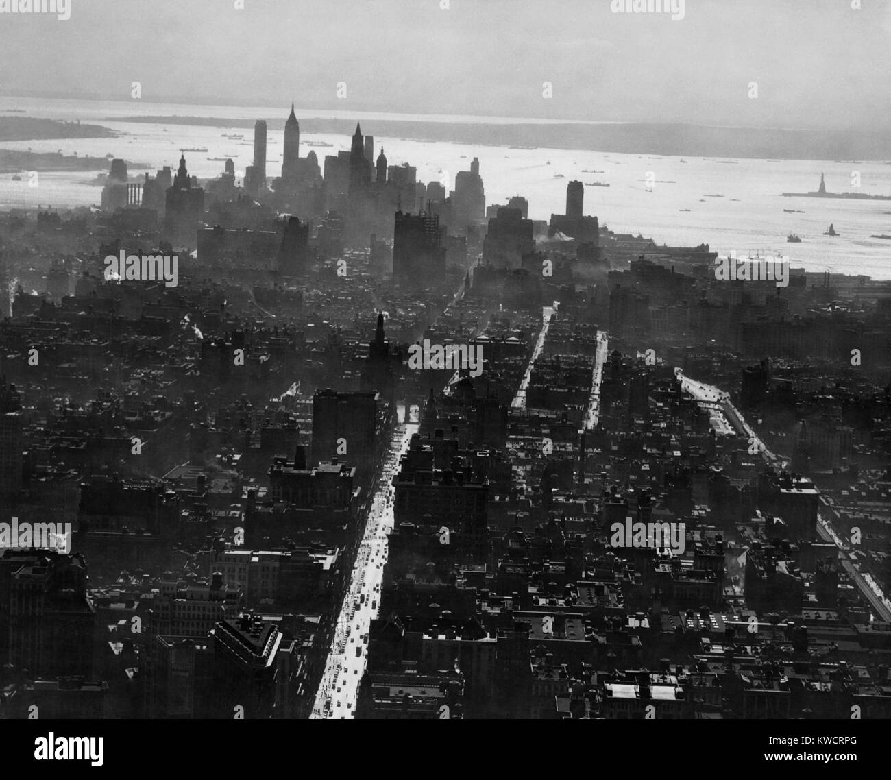 La ville de New York, voir plus bas au sud de New York skyline de l'Empire State Building. Ca. 1931. - BSLOC  2015 (1 233) Banque D'Images