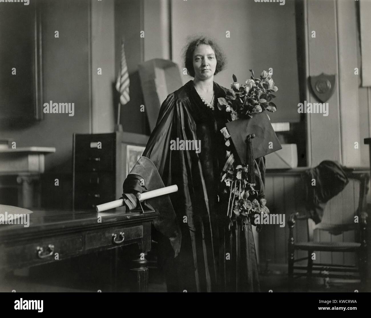 Irène Joliot-Curie physicien en vêtements académiques complet le 23 mai 1921. Elle a été d'accepter un diplôme honorifique de l'Université de Pennsylvanie au nom de sa mère Marie Curie. - BSLOC  2015 (1 79) Banque D'Images