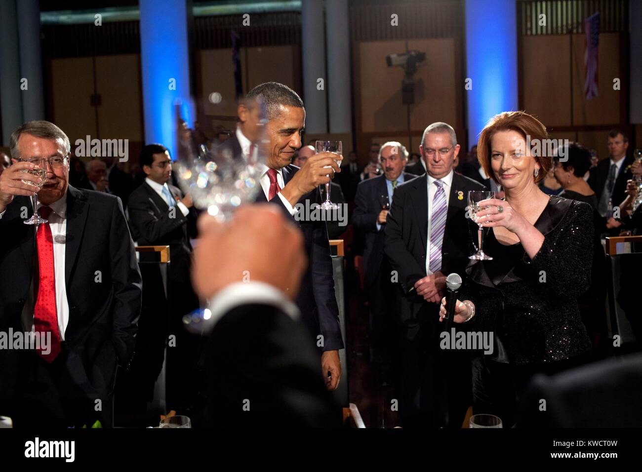 Le premier ministre Julia Gillard propose un toast au Président Barack Obama. Au dîner parlementaire à la maison du parlement à Canberra, Australie, le 16 novembre 2011. (BSLOC 2015 3 144) Banque D'Images