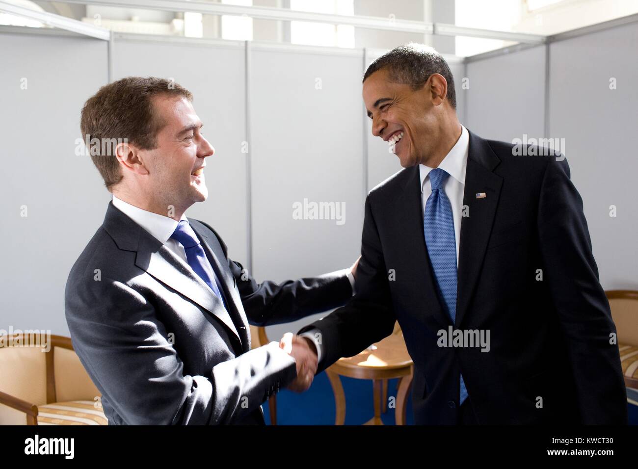 Le président Barack Obama fait ses adieux au président russe Dmitri Medvedev. Ils étaient inscrits à l'entreprise parallèle au Sommet Manezh Salle d'exposition de Moscou, Russie, le 7 juillet 2009. (BSLOC_2015_3_197) Banque D'Images