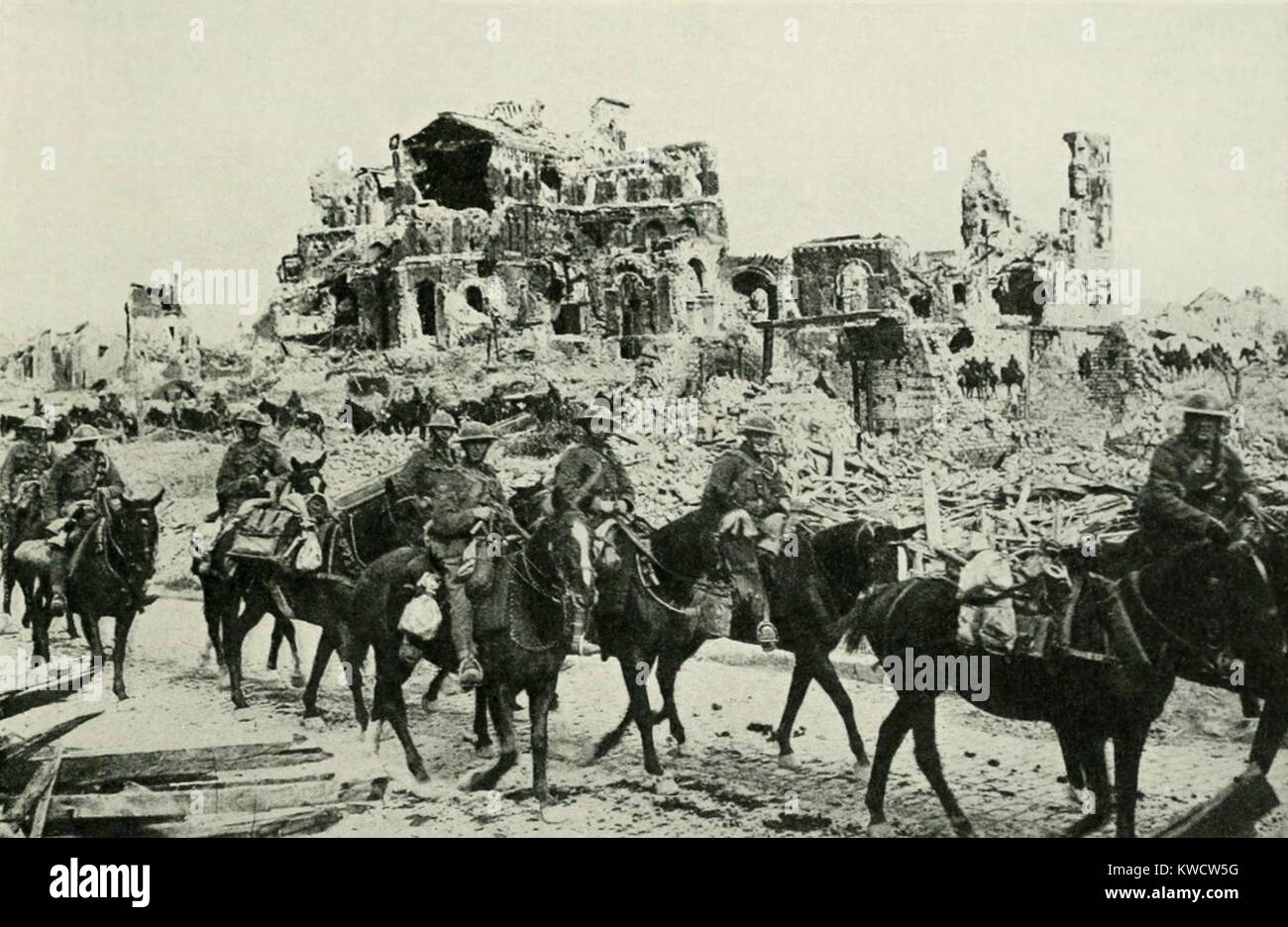 La Seconde Guerre mondiale 1. Les troupes britanniques passant les ruines de la cathédrale d'Albert, la ville est libérée des Allemands par la troisième bataille d'Albert d'août 21-22, 1918. (BSLOC 2013 1 177) Banque D'Images