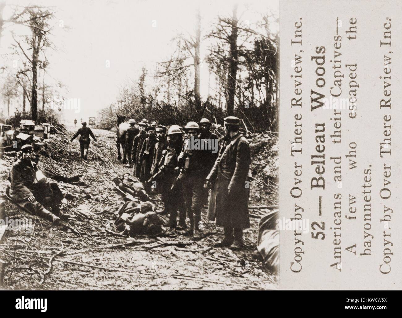 La Seconde Guerre mondiale 1 : Bataille de Belleau Wood. Les Américains avec certains des 1 600 Allemands capturés. 1-26 juin, 1918. (BSLOC 2013 1 181) Banque D'Images
