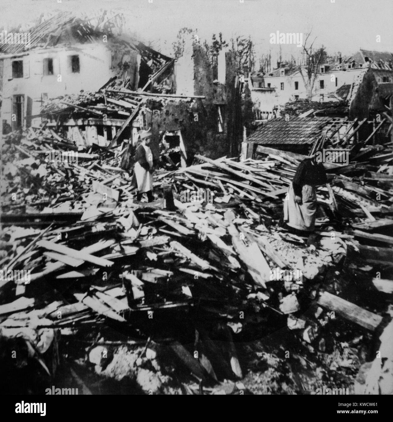 La Seconde Guerre mondiale 1 : Bataille de Belleau Wood. Une femme française et de l'enfant sorte à travers les ruines du village de Belleau après la bataille de juin 1918. (BSLOC 2013 1 183) Banque D'Images