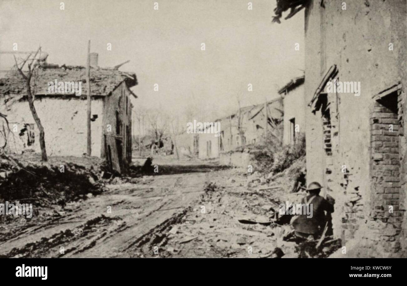 La Seconde Guerre mondiale 1. Le soldat américain dans une ville française, se mettre à couvert d'un nid de mitrailleuse allemande dans les bois au-delà de la fin de la rue. Ca. Mars-avril 1918, lors de l'offensive du printemps, dont le nom de code Opération Michael. (BSLOC 2013 1 195) Banque D'Images