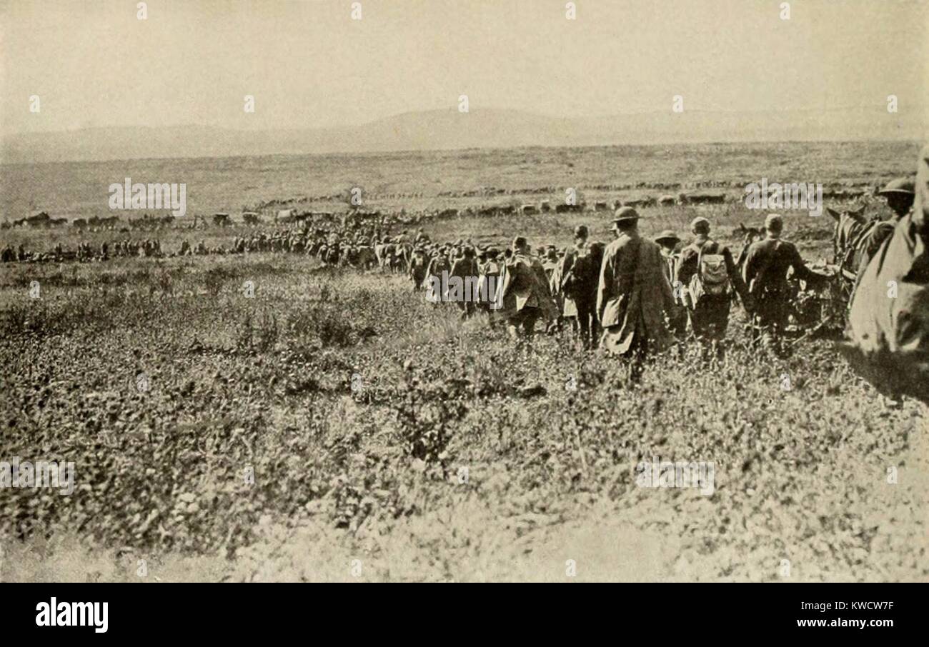 La Seconde Guerre mondiale 1 : Bataille de Saint Mihiel. Dans les champs à proximité de Montsec, France, une compagnie de mitrailleurs passe par un régiment de doughboys. L'offre d'un train est à l'arrière-plan. Du 12 au 16 septembre 1918 (BSLOC 2013 1 200) Banque D'Images