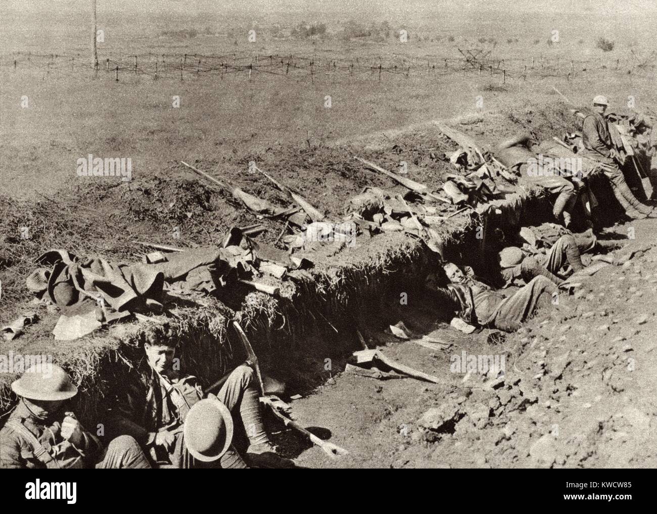 La Seconde Guerre mondiale 1 : Offensive Meuse-Argonne. Les troupes américaines prennent une pause de creusement de tranchées au cours de la dernière bataille des Alliés à conduire des armées allemandes hors de France. L'effort des États-Unis a eu lieu dans le secteur de Verdun, au nord et au nord-ouest de la ville de Verdun, entre le 26 septembre et le 11 novembre 1918. (BSLOC 2013 1 209) Banque D'Images