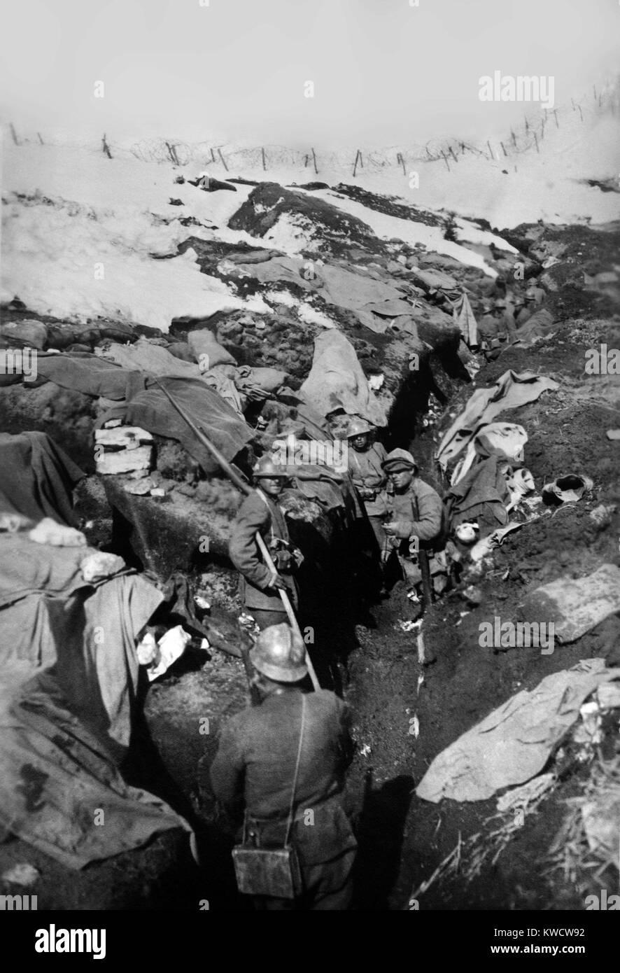 La Seconde Guerre 1 dans l'italien et l'Autriche Alpes. Des soldats italiens en première ligne des tranchées. Ca. 1915-1918. (BSLOC 2013 1 25) Banque D'Images