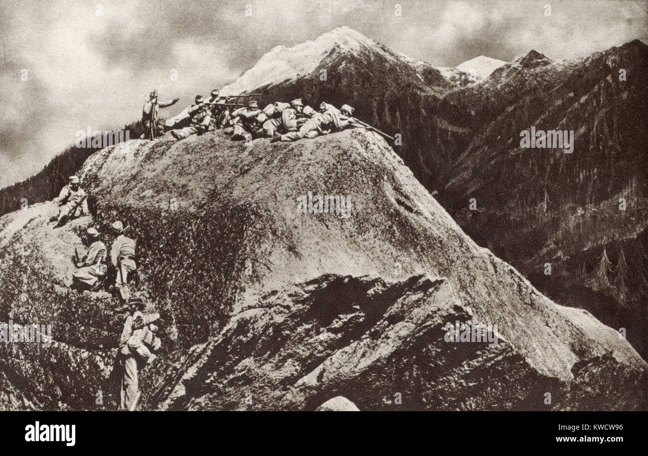 La Seconde Guerre 1 dans l'italien et l'Autriche Alpes. Les tireurs autrichiens déployés sur des falaises surplombant le fleuve Isonzo où ils ont combattu les Italiens en 12 combats de 1915 à 1917. (BSLOC 2013 1 27) Banque D'Images