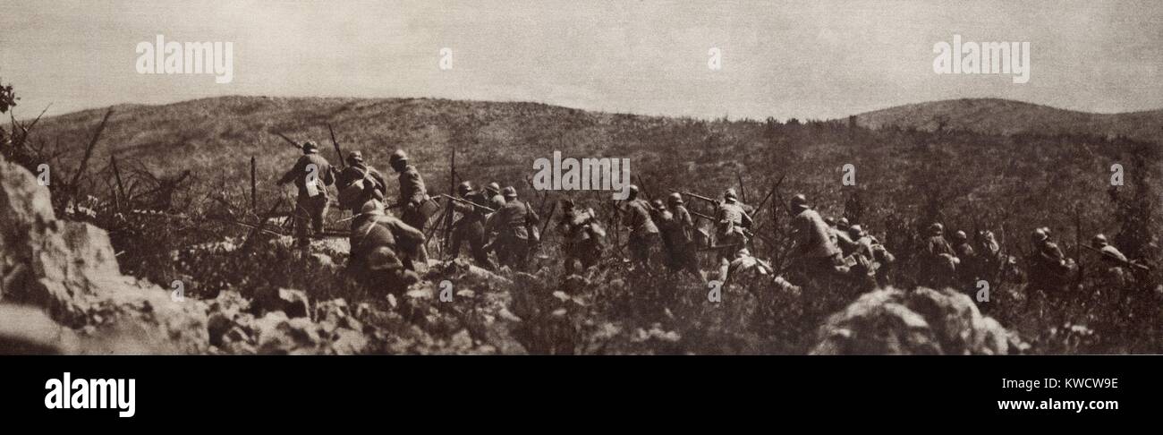 World War 1 sur l'Italian-Austrian avant. Compagnie de Grenadiers italien avançant dans la masse de roche éparpillés le plateau d'Asiago pour attaquer une position autrichienne fortement défendue. Les combats ont eu lieu dans ce domaine à partir de 1916 à travers 1918. (BSLOC 2013 1 30) Banque D'Images