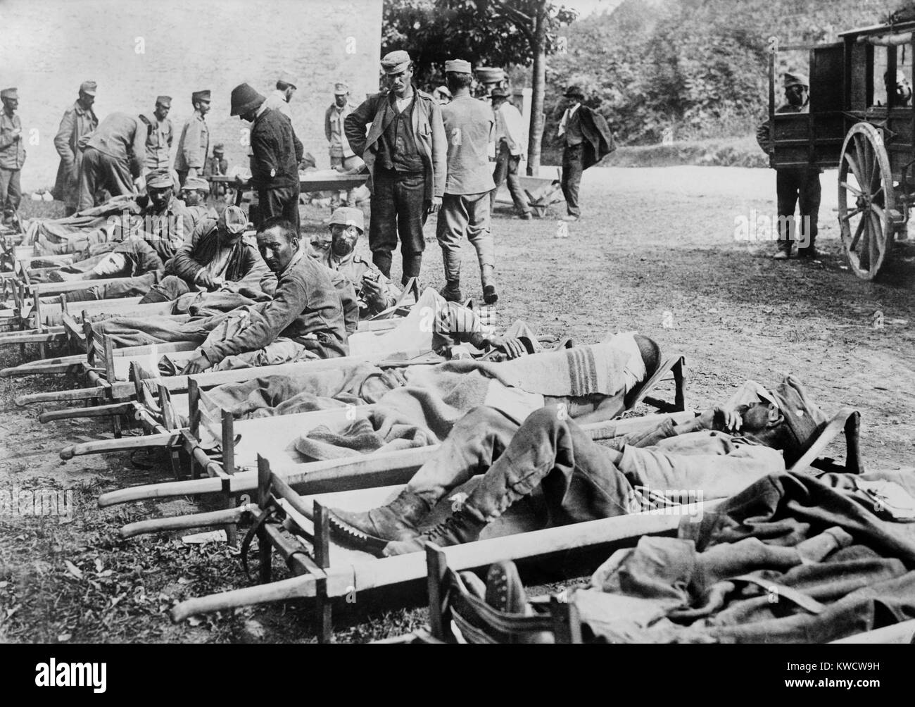 La Seconde Guerre 1 dans l'italien et l'Alpes autrichiennes. Blessé à l'hôpital autrichien sur le terrain sur l'Isonzo avant. L'armée italienne avancé à l'Isonzo River en 1915 et occupé leurs postes contre les Autrichiens pendant deux ans. (BSLOC 2013 1 33) Banque D'Images