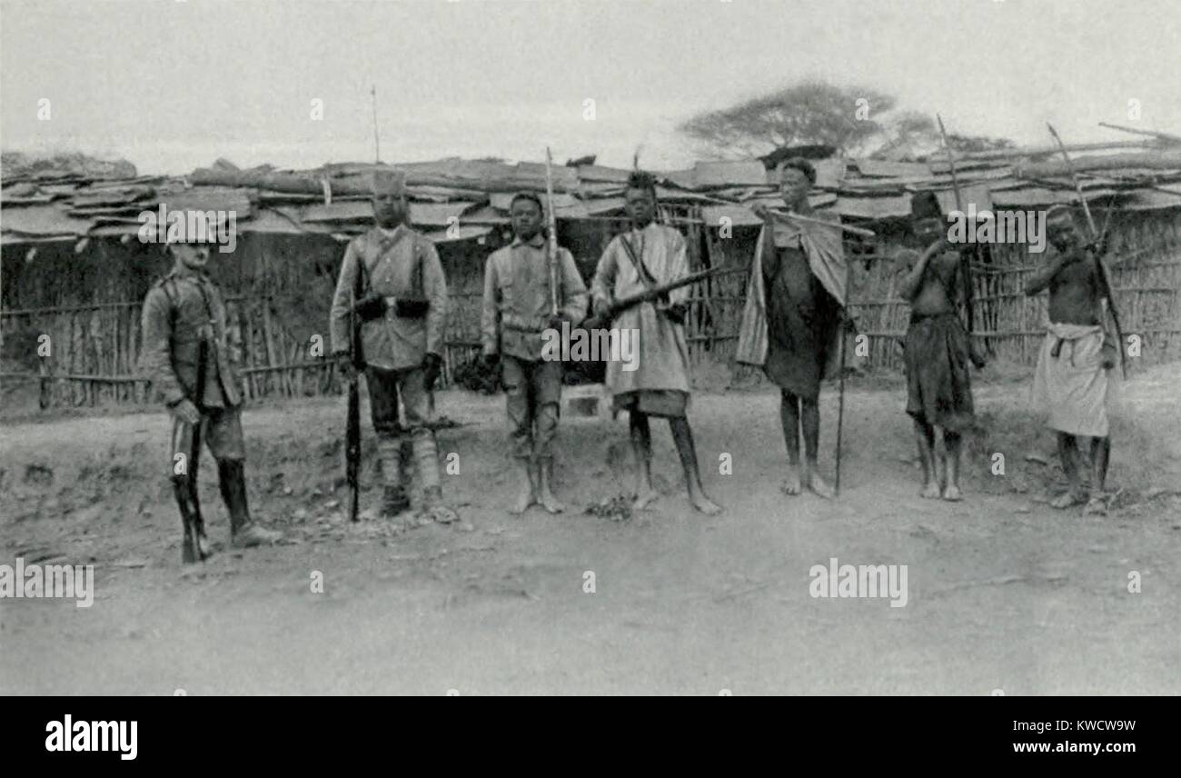 La Seconde Guerre mondiale, 1 en Afrique. La transformation l'Askaris Allemands (Soldats autochtones). À droite se trouvent trois autochtones avec leurs armes traditionnelles. À leur droite se trouvent deux Askari dans la formation, puis une cuisine entièrement équipée et en uniforme Askari. À l'extrême gauche est leur officier allemand. Ca. 1915-1917. (BSLOC 2013 1 37) Banque D'Images