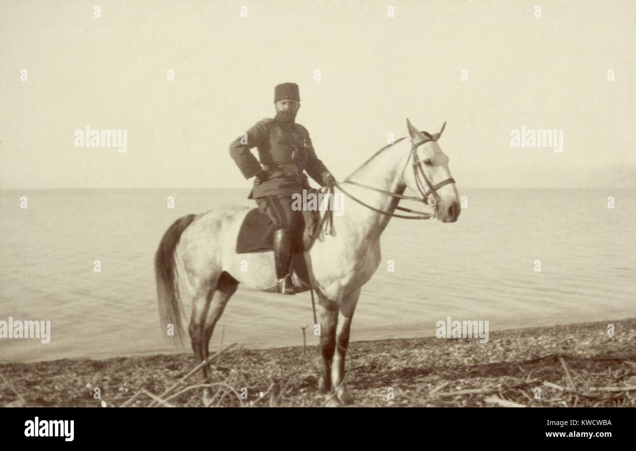 Le commandant turc Cemal Pasha, sur la rive de la Mer Morte, le 3 mai 1915. Il a dirigé l'Empire ottoman contre les forces britanniques de l'armée en Égypte pendant la PREMIÈRE GUERRE MONDIALE. (BSLOC 2013 1 57) Banque D'Images