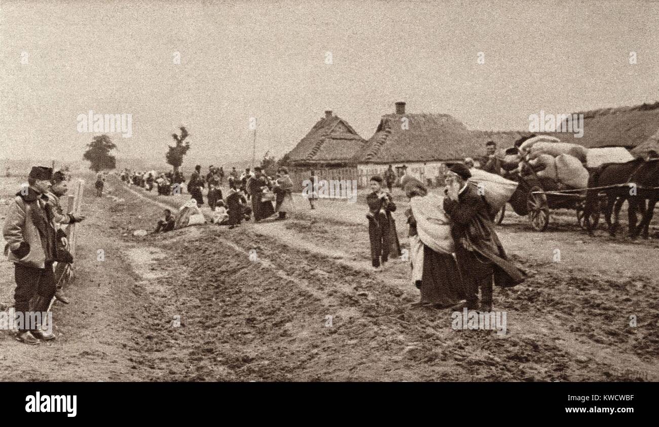 La Seconde Guerre mondiale, 1 en Europe de l'Est. Les résidents juifs de Lublin obtenir la protection des soldats autrichiens. Dans la PREMIÈRE GUERRE MONDIALE, des réfugiés juifs, a sollicité l'armée allemande qui leur a offert une meilleure protection que leur persécuteur traditionnel, la Russie tsariste. 1915. (BSLOC 2013 1 6) Banque D'Images