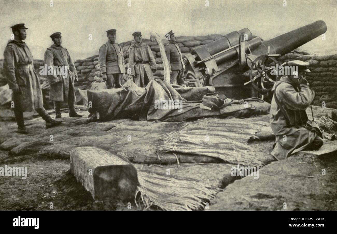 La Seconde Guerre mondiale, 1 en Asie de l'Est. Les artilleurs japonais en attente des commandes par téléphone de l'administration centrale avant le bombardement de la colonie allemande de Tsingtao. Le japonais bombarda le fort et la ville depuis le 31 octobre jusqu'à sa reddition le 7 novembre, 1914. (BSLOC 2013 1 9) Banque D'Images