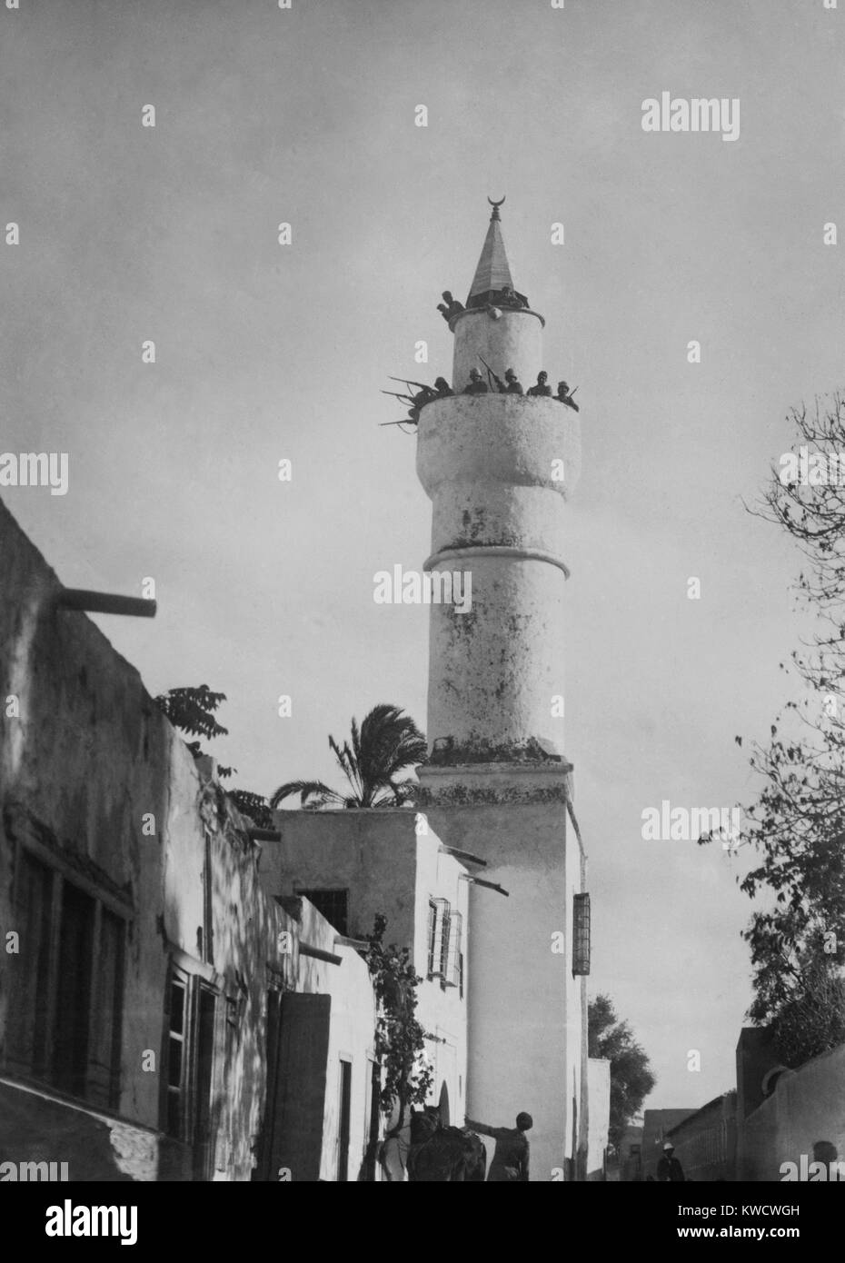 Des soldats italiens sur un balcon minaret d'une mosquée à Tripoli, Libye. Les combats ont eu lieu surtout dans les régions côtières jusqu'au traité d'Ouchy, octobre 1912. L'Italie a commencé la guerre Italo-Turkish agressif en 1911, a vaincu les Turcs et les Arabes, et d'établir (BSLOC 2017 1 124) Banque D'Images