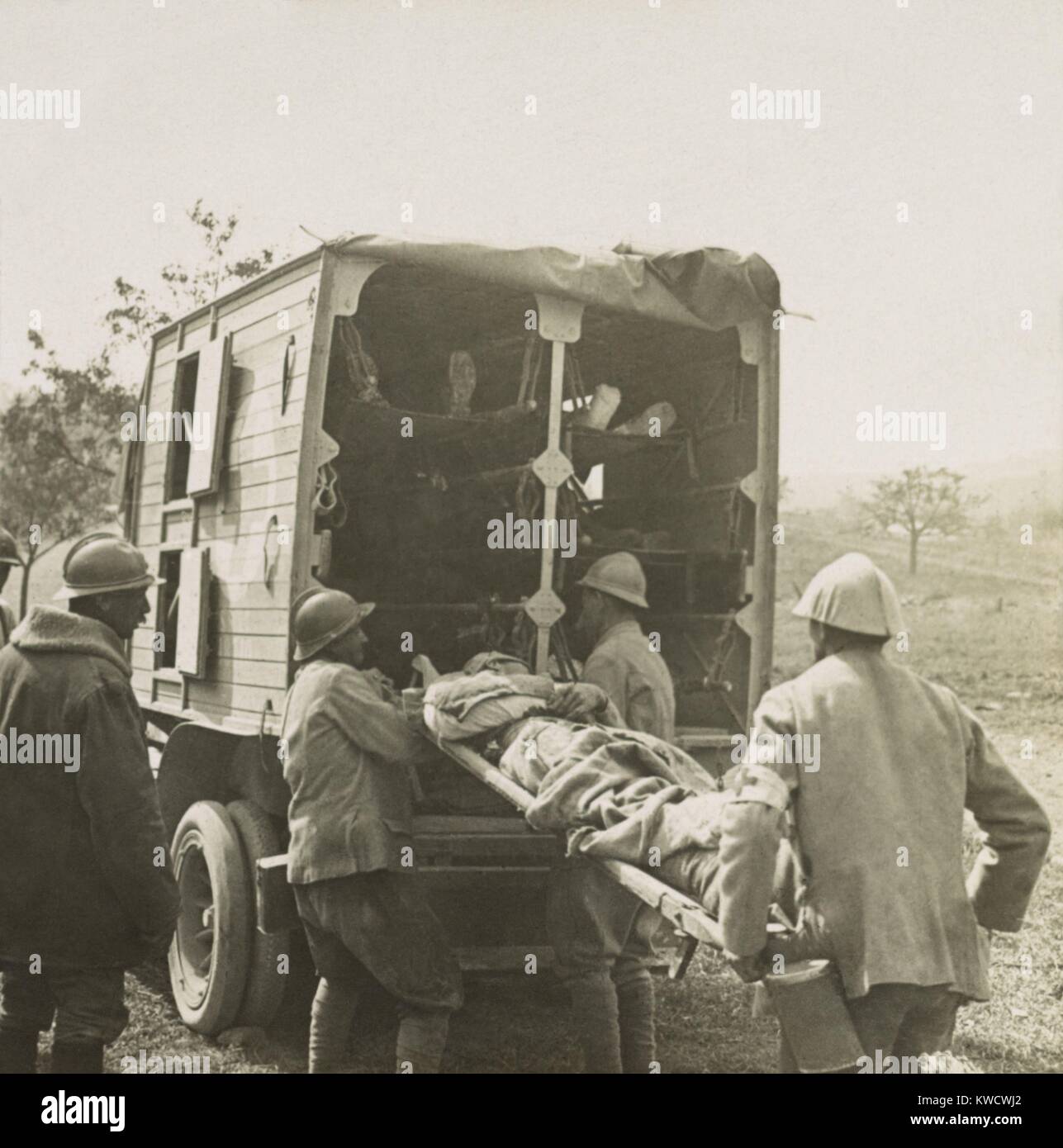 Soldats français blessés en charge des civières avec motor ambulance pour l'évacuation en guerre mondiale 1.  BSLOC 1915-1918 (2017 1 14) Banque D'Images