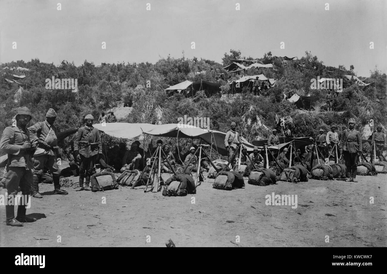 Les soldats ottomans au cours de la campagne de Gallipoli, Avril 1915-jan. 1916. Des 315 000 défenseurs turcs, plus de 215 000 ont été tués des blessés alors qu'ils ont repoussé l'invasion française/britannique pendant la Seconde Guerre mondiale (1 BSLOC 2017 1 151) Banque D'Images