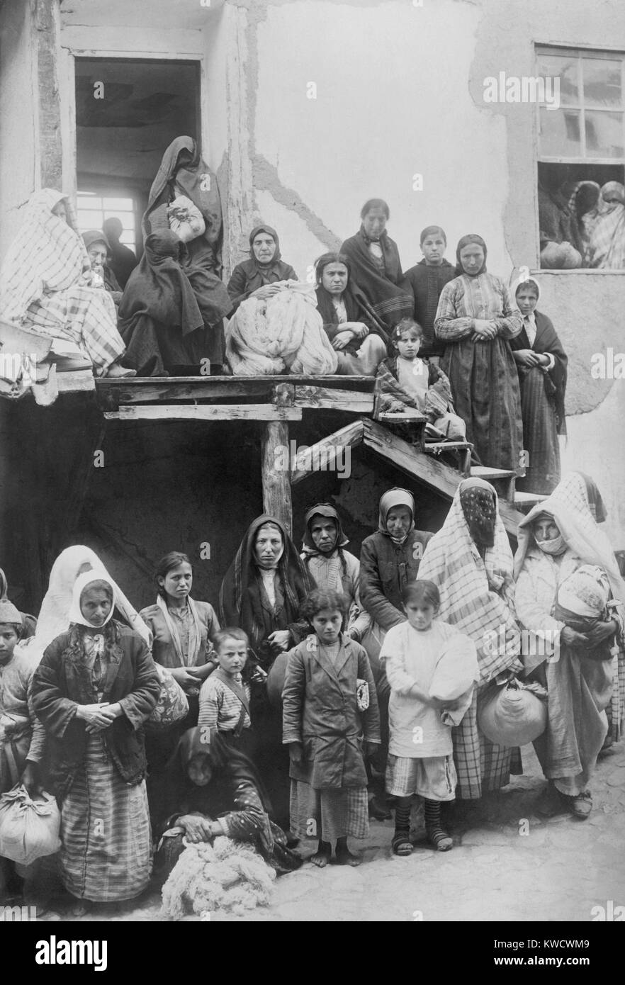 L'arménien et turc peut-être les femmes avec enfants, en attente de travail à Marsavan (Merzifon), Turquie. Mai 1919. Les réfugiés ont reçu pour tisser la laine en tissu et des vêtements pour les orphelins. Les femmes avec leurs visages couverts peut être l'Arménien se convertit à l'Islam (BSLOC 2017 1 164) Banque D'Images