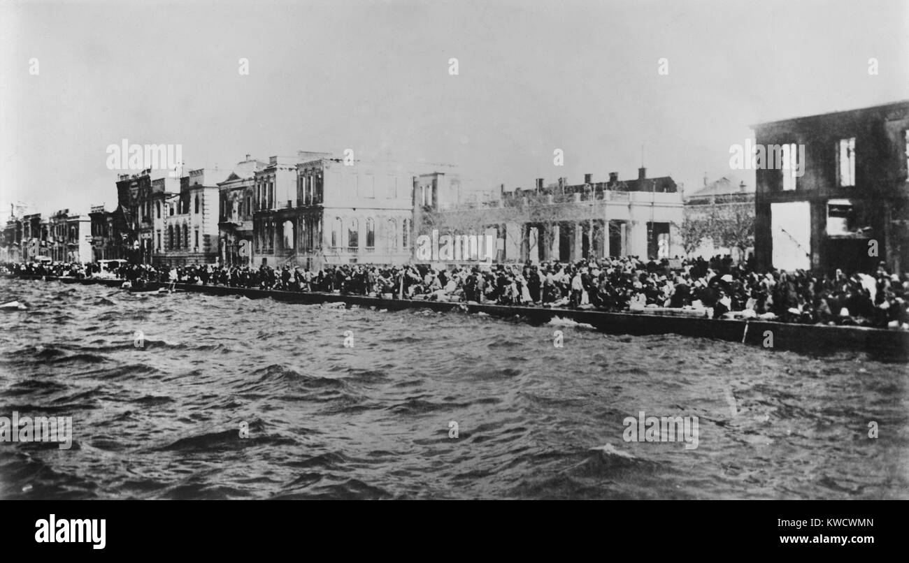 Mur de Smyrnas de l'humanité, sept. 1922. Des milliers de réfugiés arméniens et grecs entassés les waterfront à échapper à l'incendie du 21 septembre 14th. Ils ont été forcés d'y rester pendant près de deux semaines avant leur évacuation vers la Grèce (BSLOC_2017_1_169) Banque D'Images