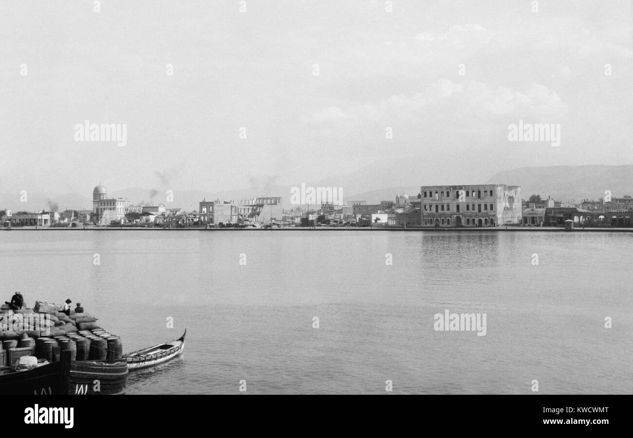 Smyrne, en Turquie, à partir de la mer après l'incendie du 21 septembre 1922. Dans la foulée, 150 000-200 000 réfugiés arméniens et grecs ont été évacués par les marines britannique et américaine (BSLOC 2017 1 170) Banque D'Images