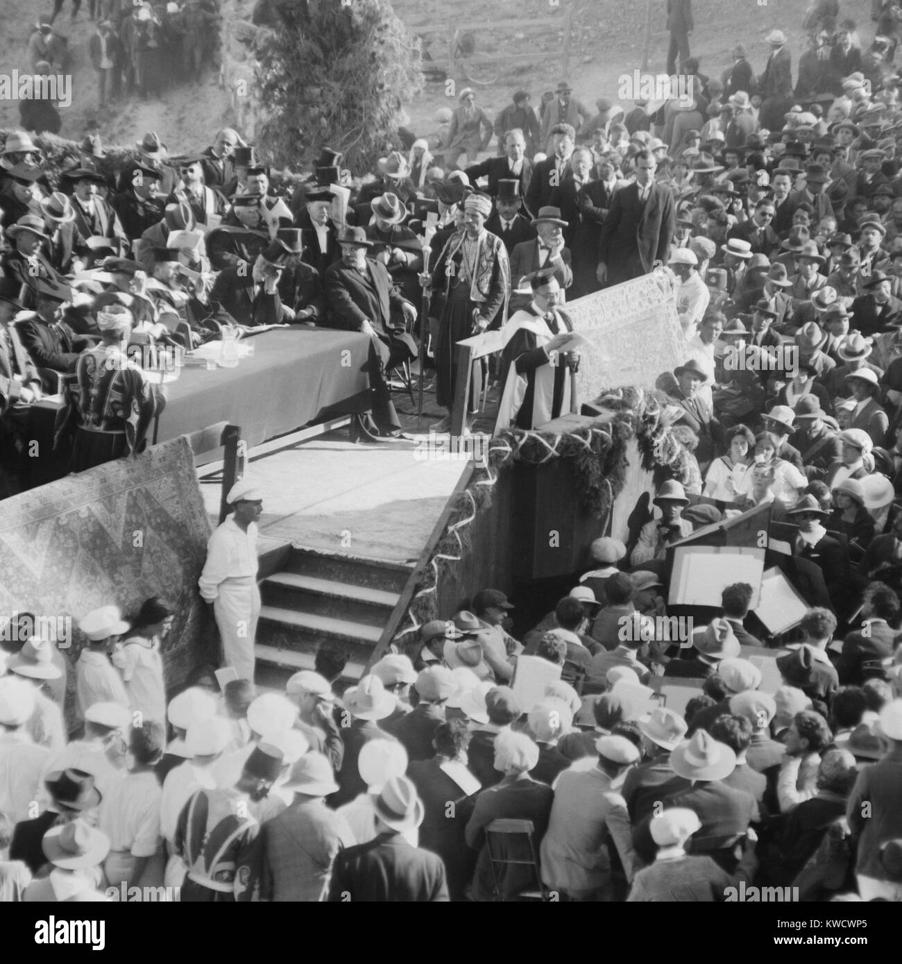 Chaim Weizmann s'exprimant à l'ouverture de l'Université hébraïque de Jérusalem, le 1 juillet, 1925. Weizmann a été élu comme premier président d'Israël en 1949 (BSLOC 2017 1 185) Banque D'Images