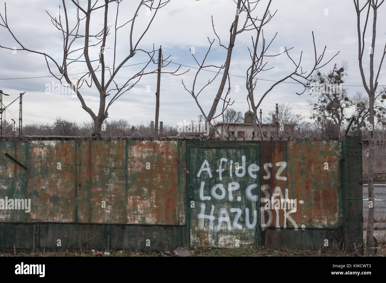 À propos de graffiti le parlement hongrois de Budapest, janvier 2018. 'Une hazudik Fidesz échelle lop' 'Fidesz, voler tricher mentir'. Banque D'Images