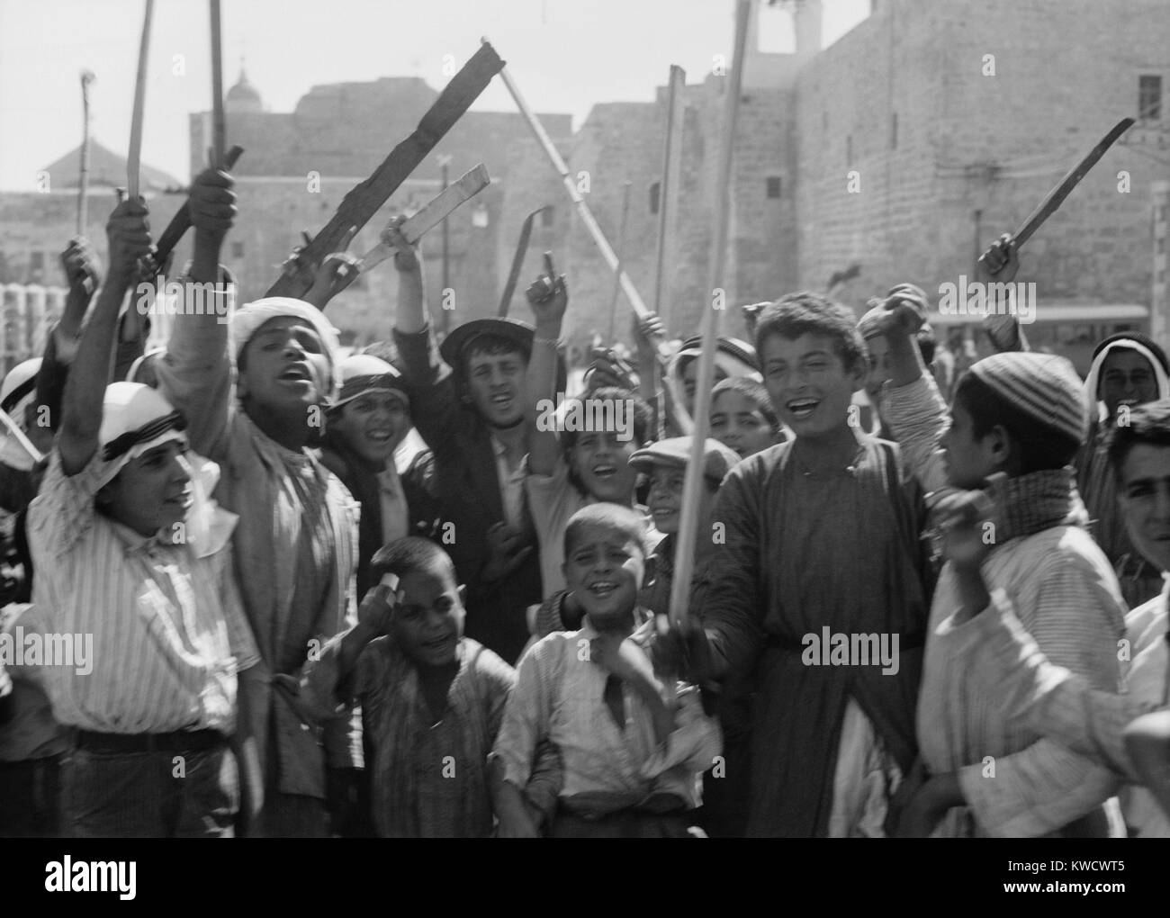 De jeunes Arabes avec des bâtons et des clubs encourager l'incendie de la caserne de police et du bureau de poste. Bethléem, Palestine, 8 octobre 1938 (BSLOC 2017 1 207) Banque D'Images