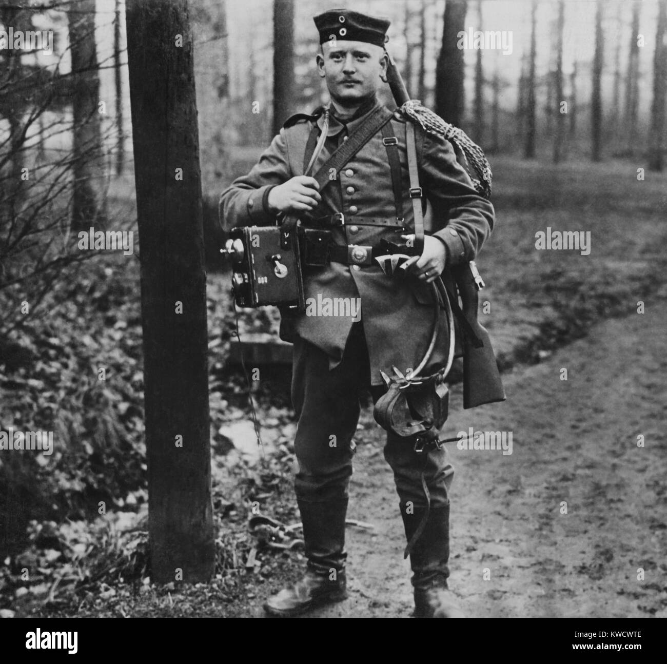 Soldat allemand avec le téléphone dans le Nord de la France pendant la Seconde Guerre mondiale, 1, 1918 (BSLOC 2017 1 22) Banque D'Images