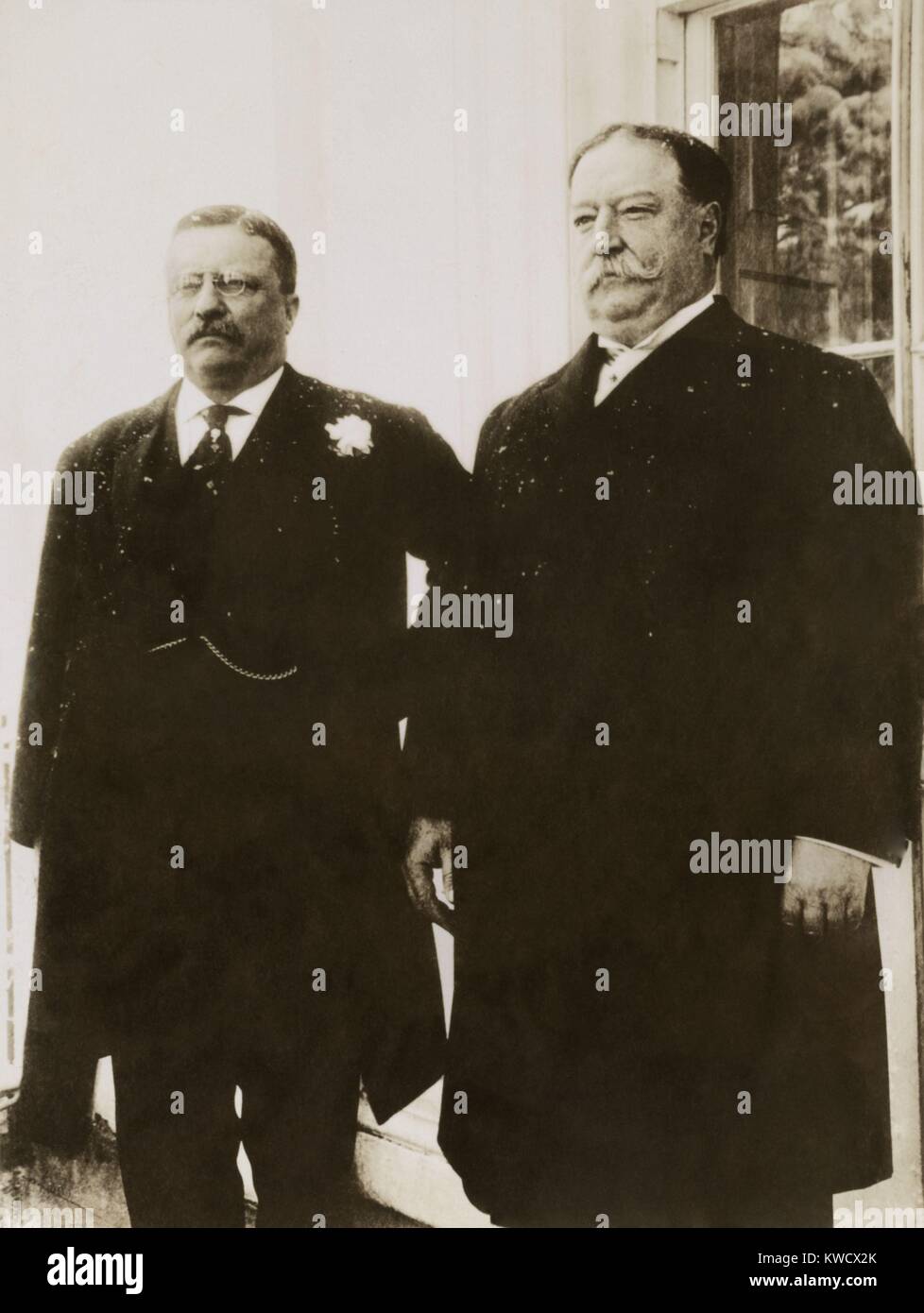 Le président Theodore Roosevelt sortant et président élu William H. Taft, le 4 mars 1909. Ils épaules sont couvertes de la neige sur le froid de l'inauguration day (BSLOC 2017 2 112) Banque D'Images