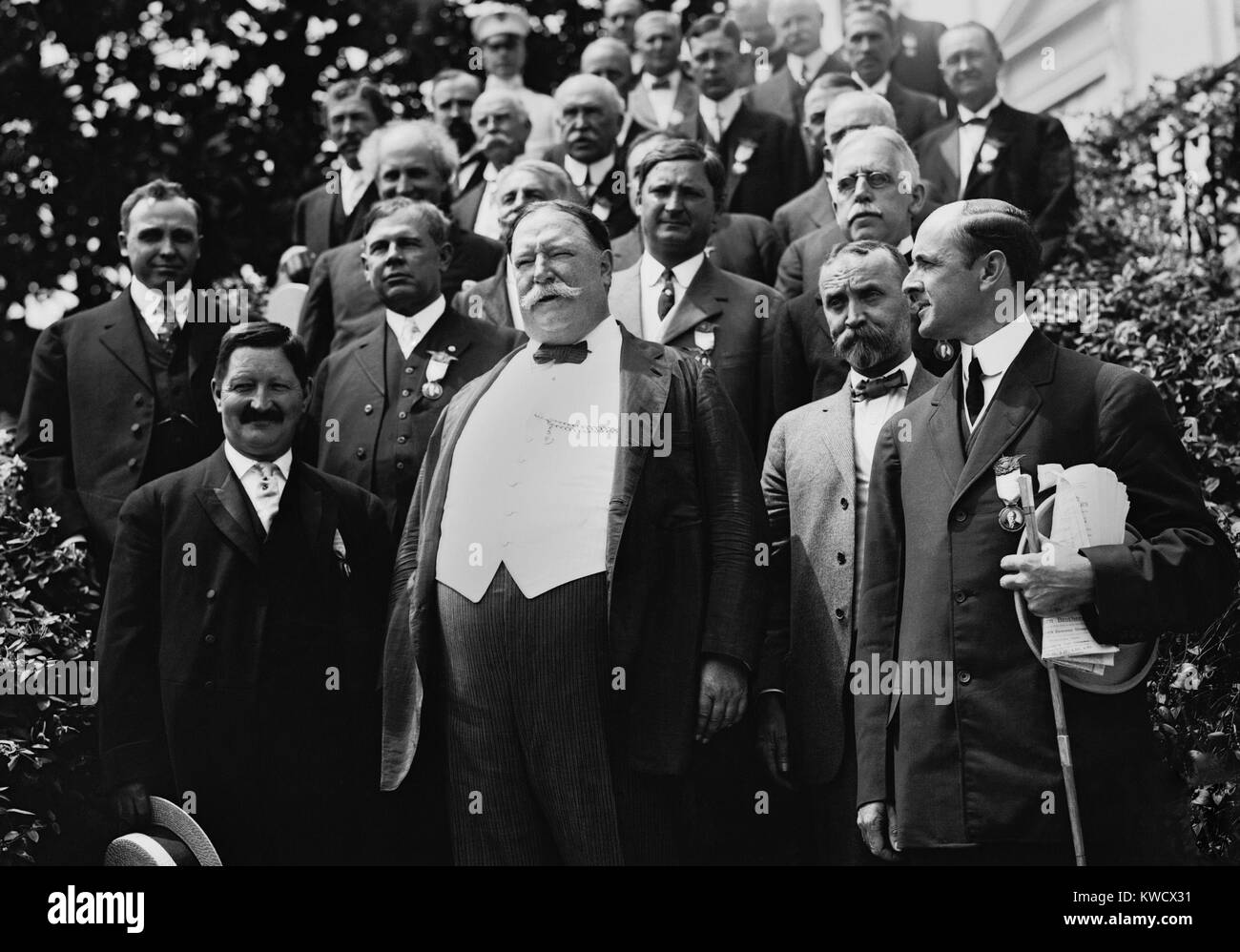 Le président William Howard Taft républicain avec le Comité de notification à la Maison Blanche, 1912. Il a gagné la nomination en dépit d'un défi direct à l'ancien président Théodore Roosevelt (BSLOC 2017 2 121) Banque D'Images