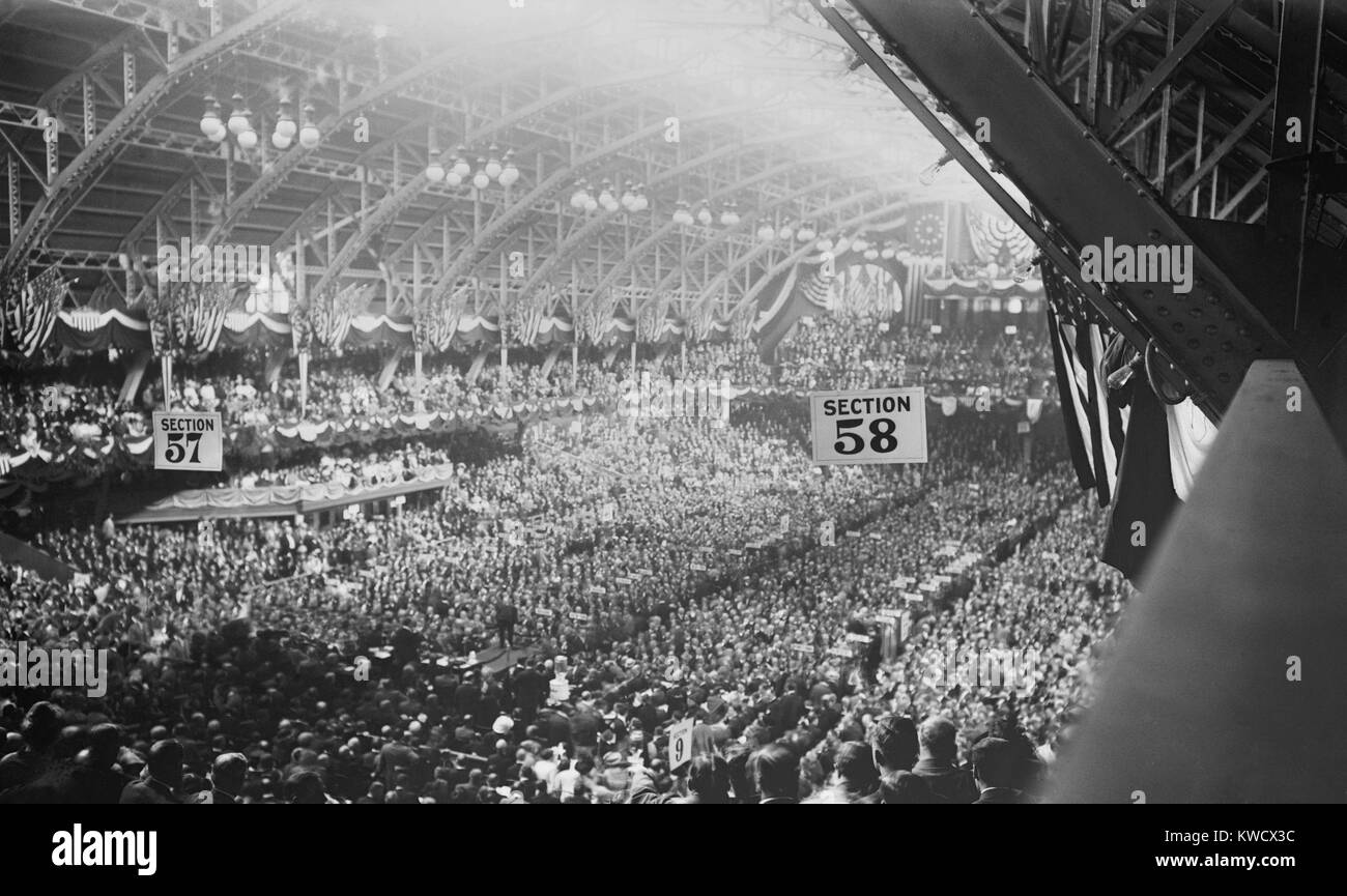1912 Convention Nationale Républicaine en session à Chicago Coliseum, Illinois, du 18 au 22 juin. Roosevelt a été le favori de l'électorat républicain, mais le président sortant Howard Taft a remporté la mise en candidature. Roosevelt a formé le Parti progressiste, et l'élection a été perdue au progressif Démocrate, Woodrow Wilson (BSLOC 2017 2 131) Banque D'Images