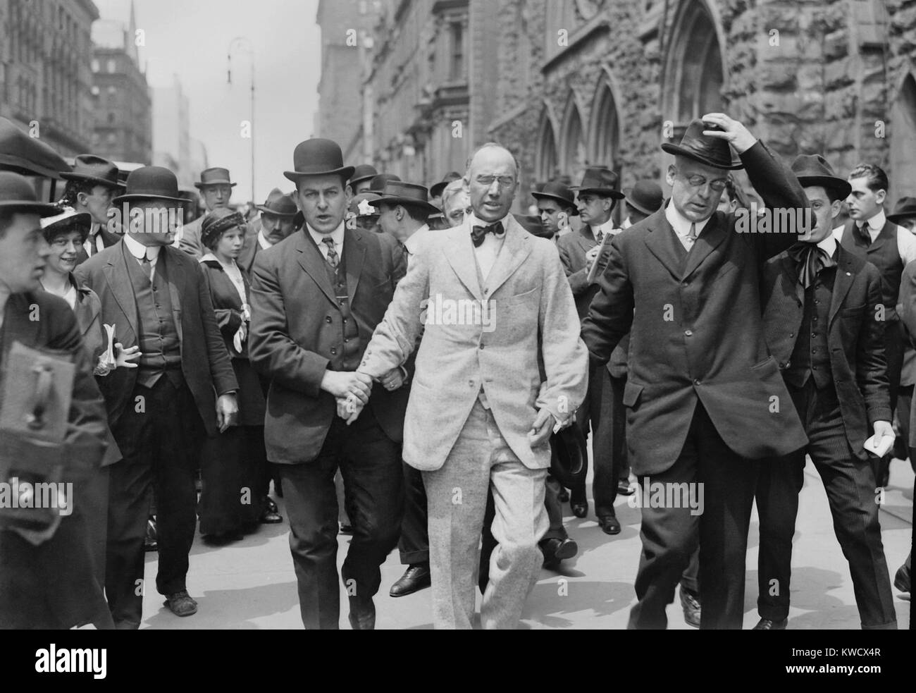 Blanc Bouck arrêté pour interrompre un service au Calvaire Baptist Church, le 10 mai 1914. Il a interrompu le service avec la question, Jésus a-t-il enseigner l'immoralité d'être riche ?, réalisé à la riche congrégation qui comprenait John D. Rockefeller (BSLOC 2017 2 167) Banque D'Images