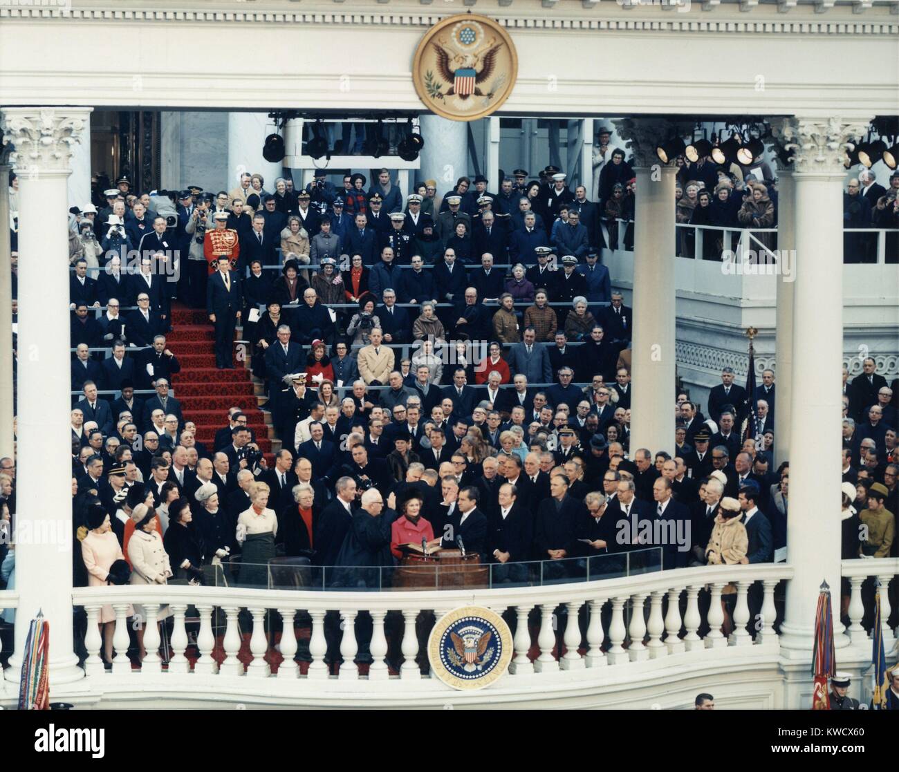 Première investiture du président Richard M. Nixon, le 20 janvier 1969. Le juge en chef Earl Warren a administré le serment d'office, en tant que première dame Patricia Nixon détient deux vieilles bibles de famille (BSLOC 2017 2 196) Banque D'Images