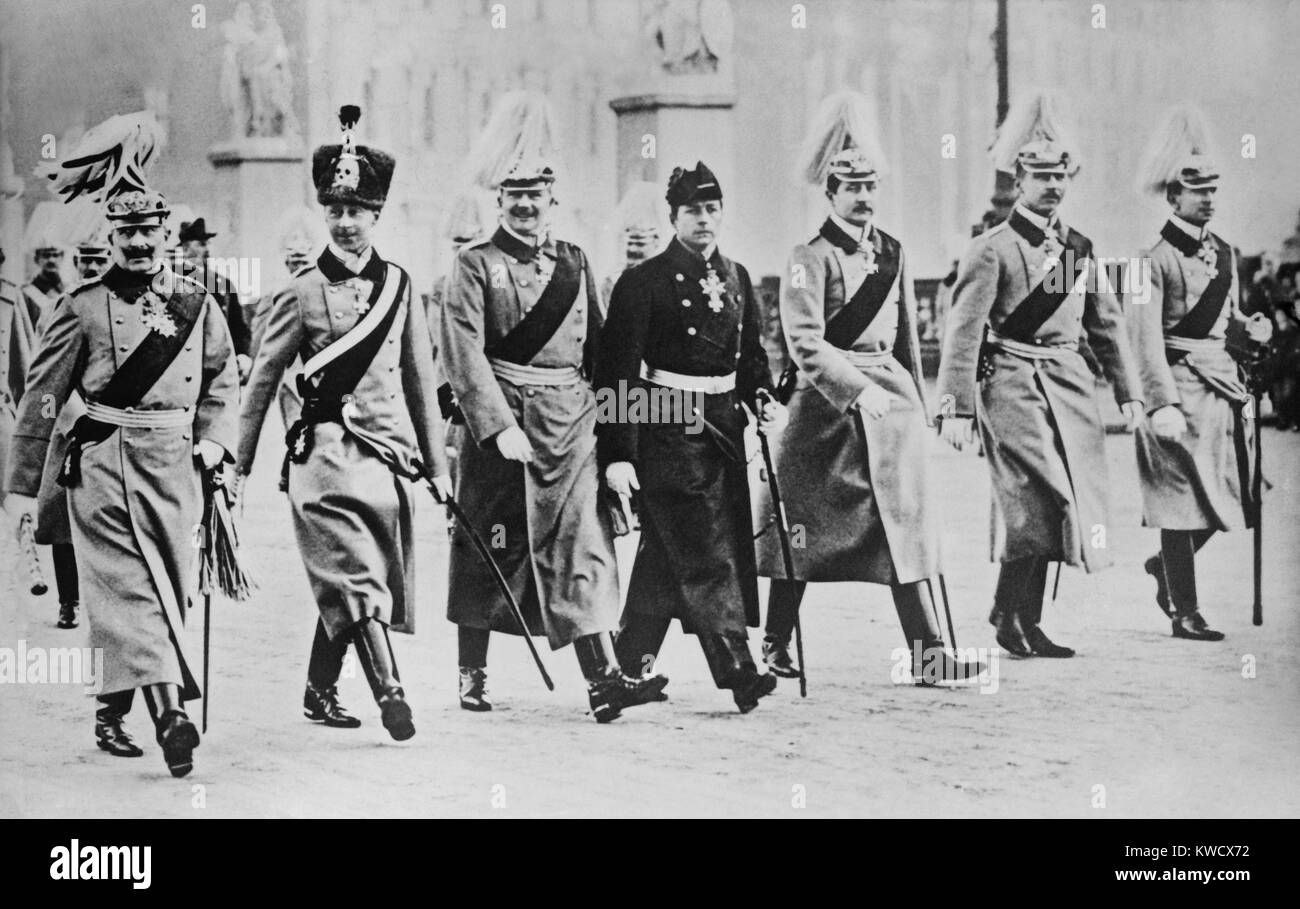 Le kaiser Guillaume II avec ses six fils, défiler à la nouvelle adresse, Berlin, années 1914. Tous sont nés entre 1882 et 1890. L-R : Wilhelm, Prince allemand ; Prince Eitel Friedrich, Prince Adalbert, Prince August Wilhelm, Prince Oskar, et le Prince Joachim. (BSLOC 2017 2 45) Banque D'Images