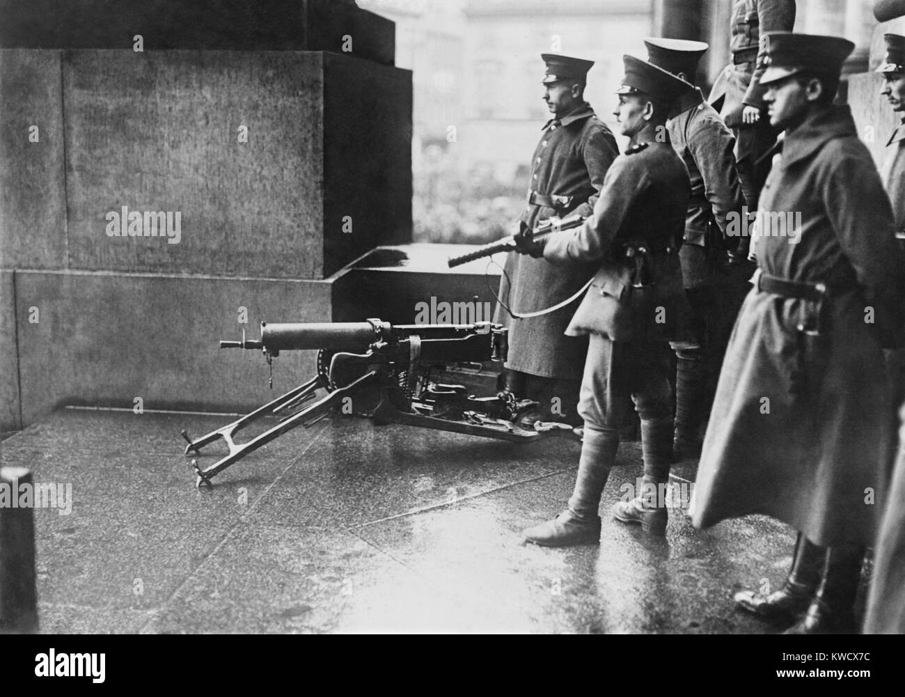 Les soldats allemands à la défense de l'édifice de l'Assemblée nationale allemande à Berlin, 1919. Au cours du mois de violente révolution allemande, le gouvernement a été menacé par les milices radicales de gauche et droite (BSLOC 2017 2 54) Banque D'Images