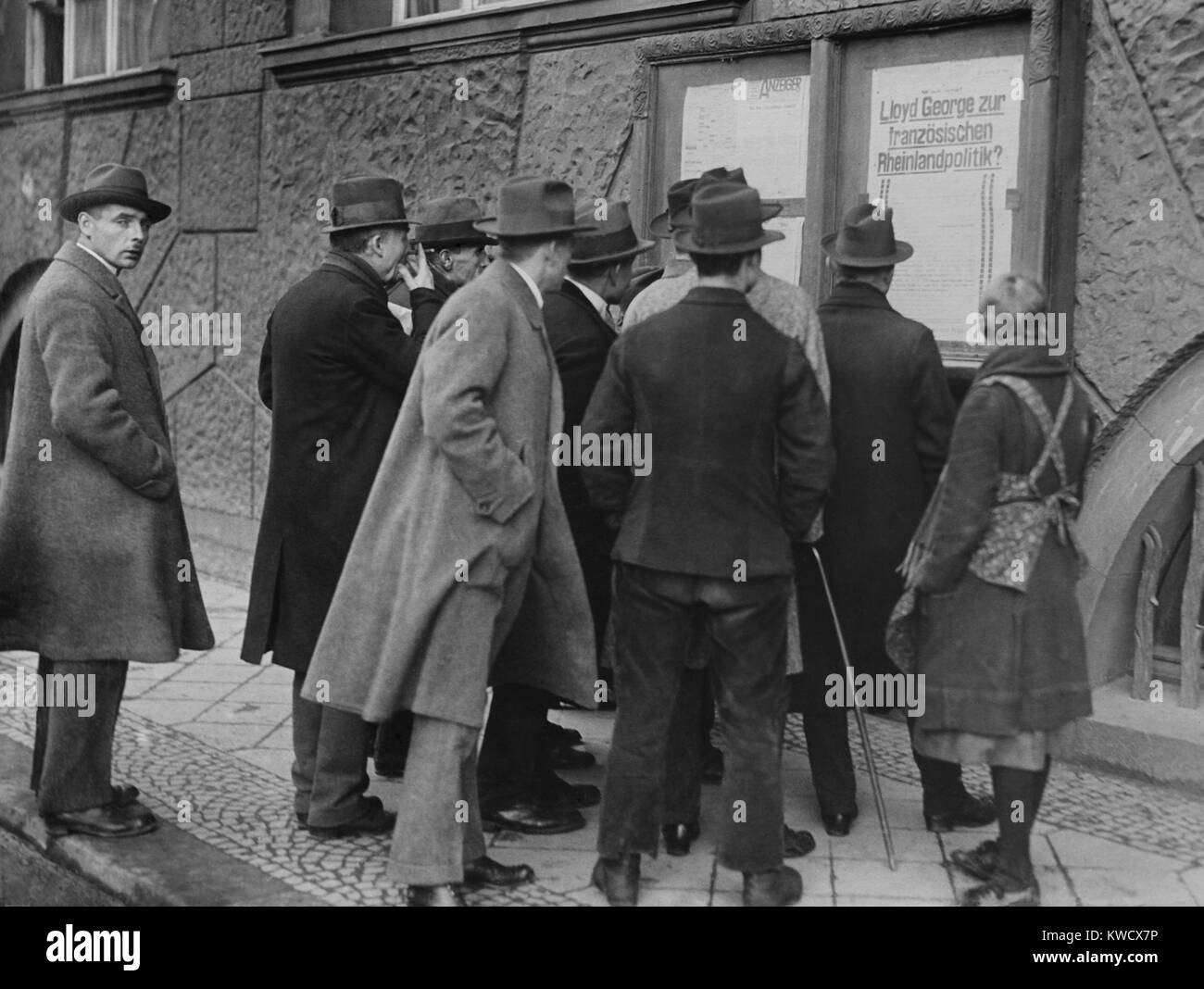 Allemands asséné lors de la lecture d'invasion franco-belge d'Essen, 1923. Lire l'affiche que le premier ministre britannique David Lloyd George supporte par l'occupation (BSLOC 2017 2 62) Banque D'Images