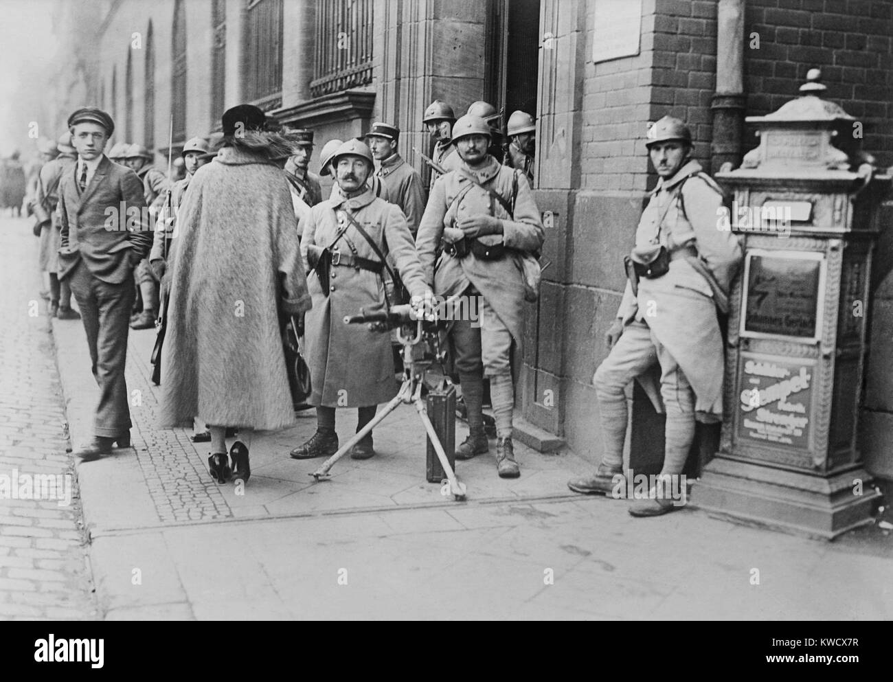 Soldats français avec une mitraillette en poste au bureau de poste de Essen, Allemagne, 1923. L'occupation a duré jusqu'en août 1925. Le géant industriel allemand, Krupp avait son siège dans la ville et fut le site de la résistance et de la violence en mars 1923 (BSLOC 2017 2 63) Banque D'Images