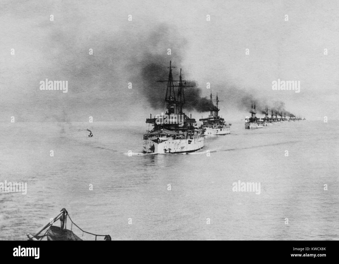 La grande flotte blanche quitter San Francisco, Californie, en route vers Honolulu, 7 juillet 1908 (BSLOC 2017 2 85) Banque D'Images