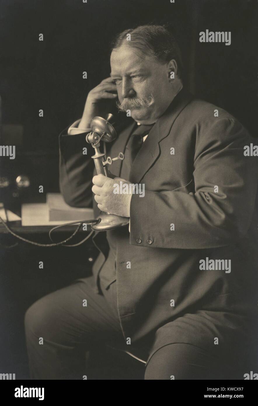 William Howard Taft, sourit comme il apprend par téléphone de sa nomination républicaine pour le président. Il a reçu l'appel de son défenseur avant tout, le président Theodore Roosevelt, 18 juin 1908 (BSLOC 2017 2 99) Banque D'Images