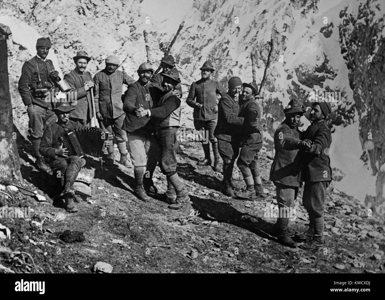 La Seconde Guerre 1 dans l'italien et l'Autriche Alpes. Des soldats italiens à la danse dans l'avant-poste de montagne paires, accompagné d'un accordéon. Ca. 1915-1917. (BSLOC 2013 1 26) Banque D'Images