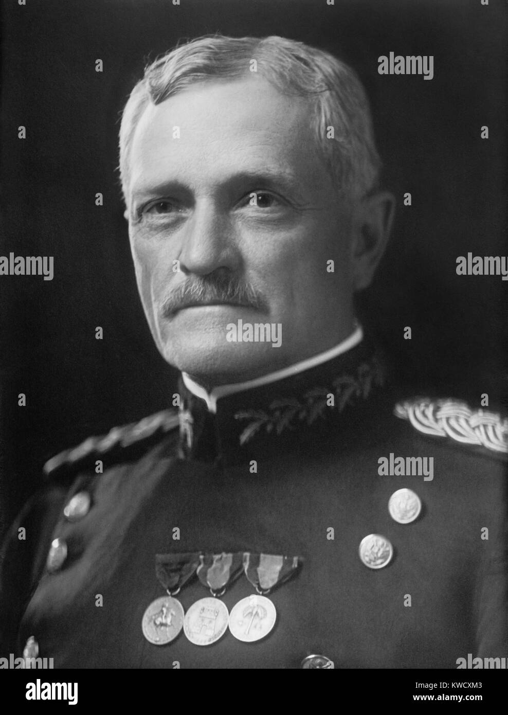 Le général John Pershing en uniforme avec des médailles, 1910-1920. Après avoir obtenu son diplôme de West Point en 1886, il a dirigé des soldats Buffalo dans des campagnes contre les Apaches. Son association avec les soldats américains ont donné lieu à un surnom, Black Jack (BSLOC 2017 1 1) Banque D'Images