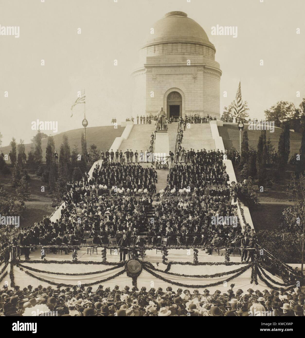 Le dévouement de la Mémorial National McKinley à Canton, Ohio, le 30 septembre 1907. Une grande statue de l'assassiné le Président William McKinley se tient sur les marches menant au tombeau. En premier plan, le président Theodore Roosevelt parle (BSLOC 2017 4 37) Banque D'Images