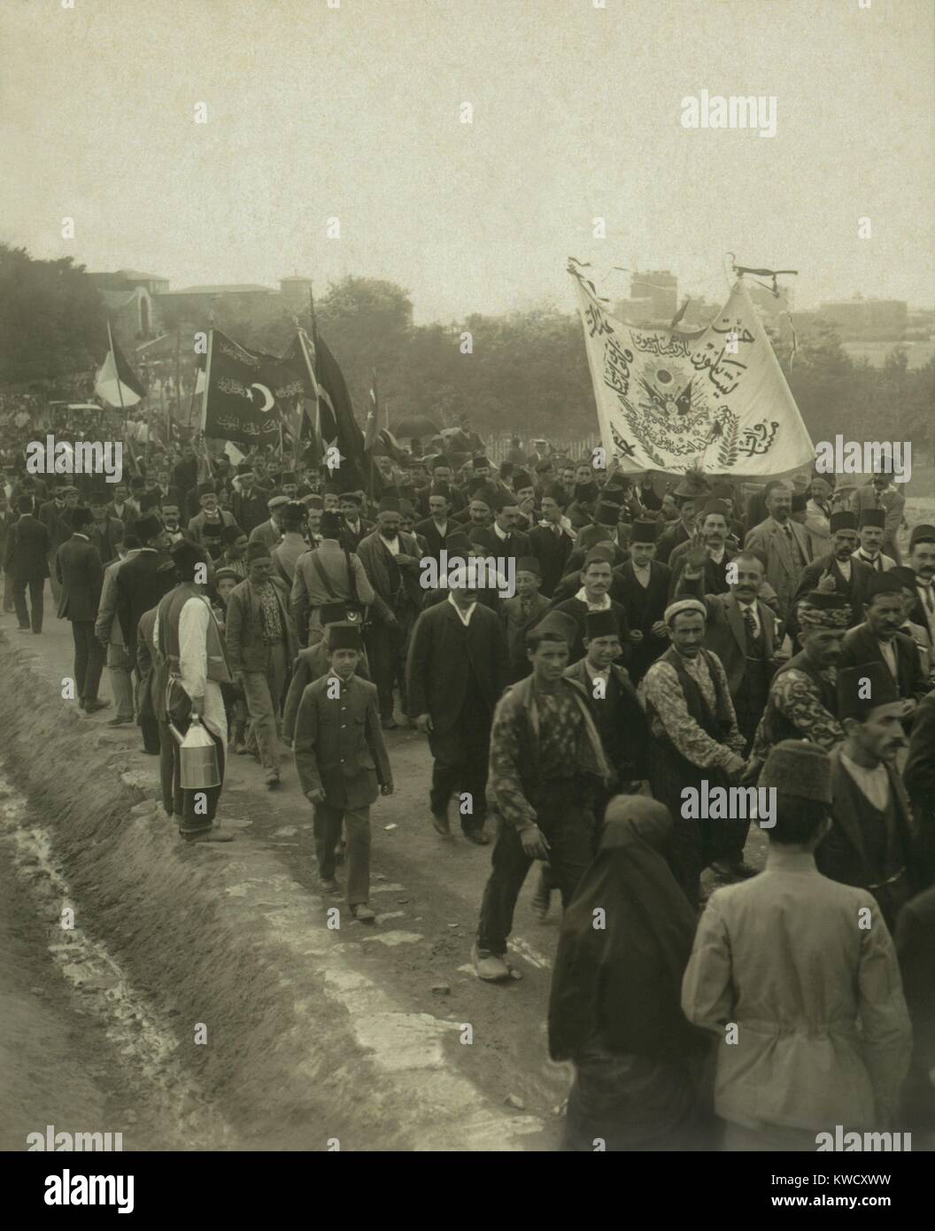 Démonstration turque pour l'entrée dans la mobilisation d'appui WW1 avec les Puissances centrales. Dans l'espoir de récupérer le territoire annexé par la Russie, la guerre a pris fin avec l'Empire Ottoman démantelé (BSLOC 2017 1 147) Banque D'Images