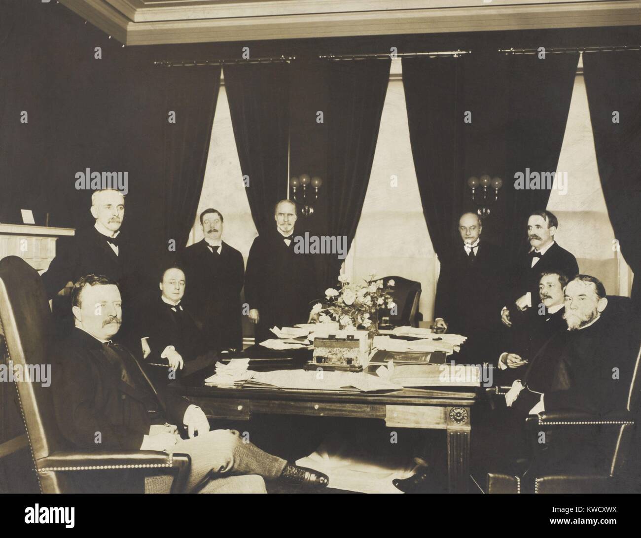 Le président Theodore Roosevelt avec les membres de son cabinet en janvier 1903. Dans le sens horaire à partir de la Présidente en bas à gauche : TR ; Leslie Shaw, trésor ; Philander Knox, AG ; George Cortelyou, du Commerce et du Travail, James Wilson, de l'Agriculture ; Ethan Hitchcock, de l'Intérieur ; William Moody, Marine, Elihu Root, guerre, John Hay, de l'État (BSLOC 2017 4 39) Banque D'Images