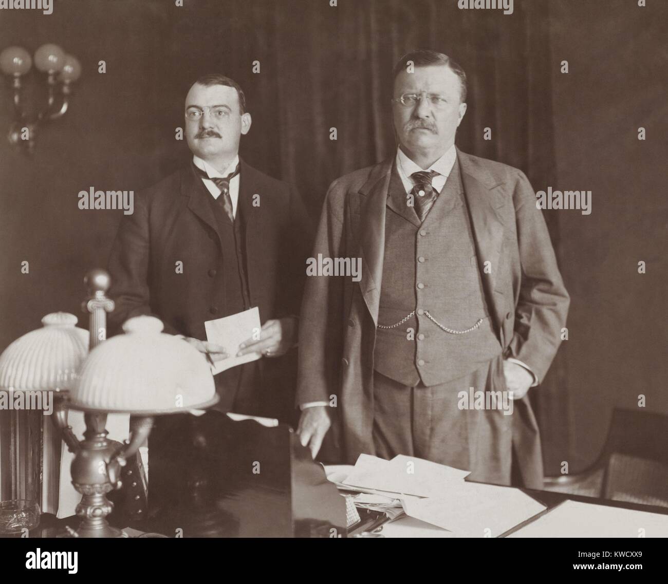 Theodore Roosevelt debout derrière 24, avec l'Asst. Secrétaire du Président William Loeb, 1902. À cette époque, George B. Cortelyou était secrétaire du président, et réussi par Loeb en 1904 (BSLOC 2017 4 46) Banque D'Images