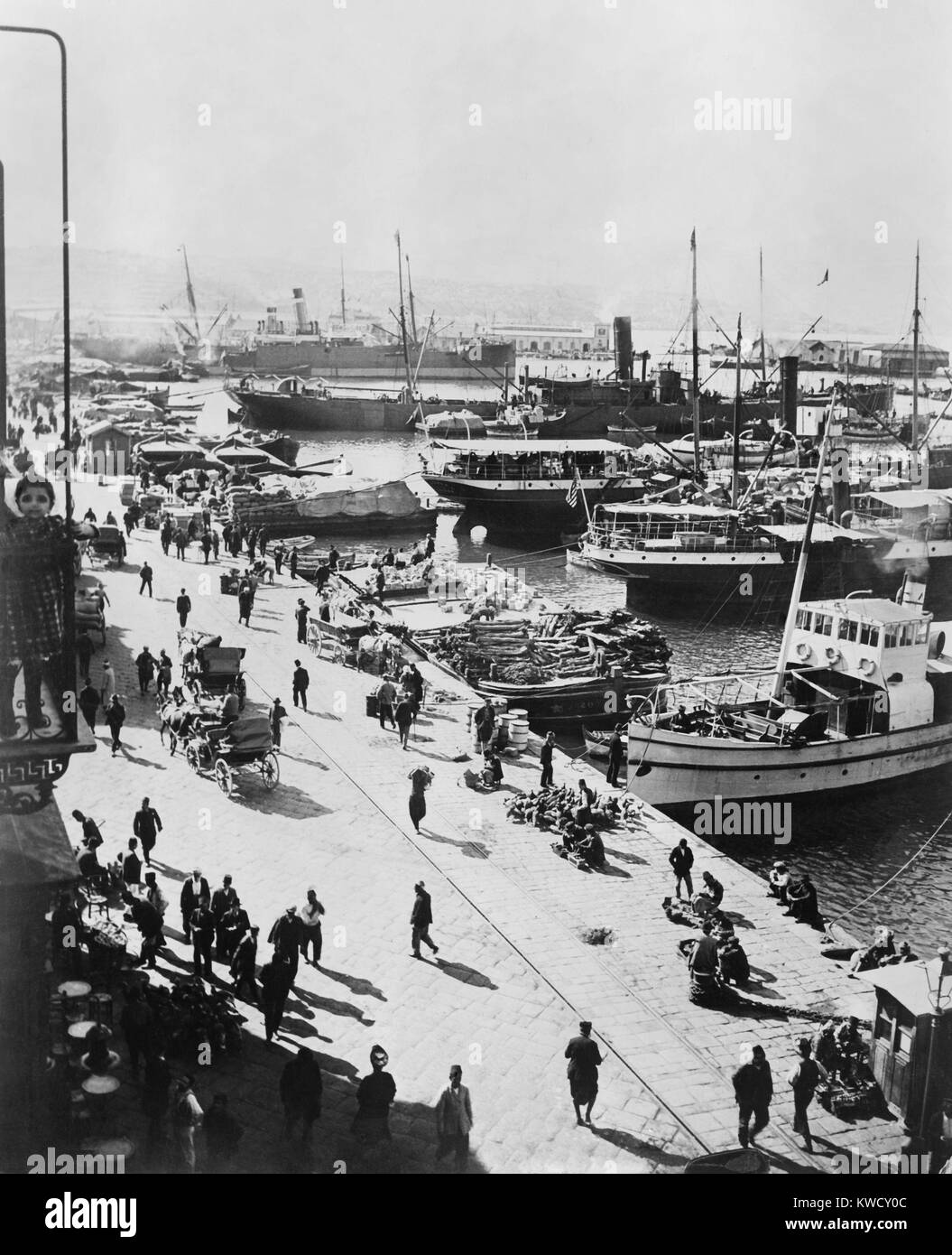 Smyrne, que l'on appelle aujourd'hui Izmir, en Turquie, dans les années 10. Le port florissant de la ville section grecque était près du port, tandis que la partie turque a été plus à l'intérieur des terres (BSLOC 2017 1 167) Banque D'Images