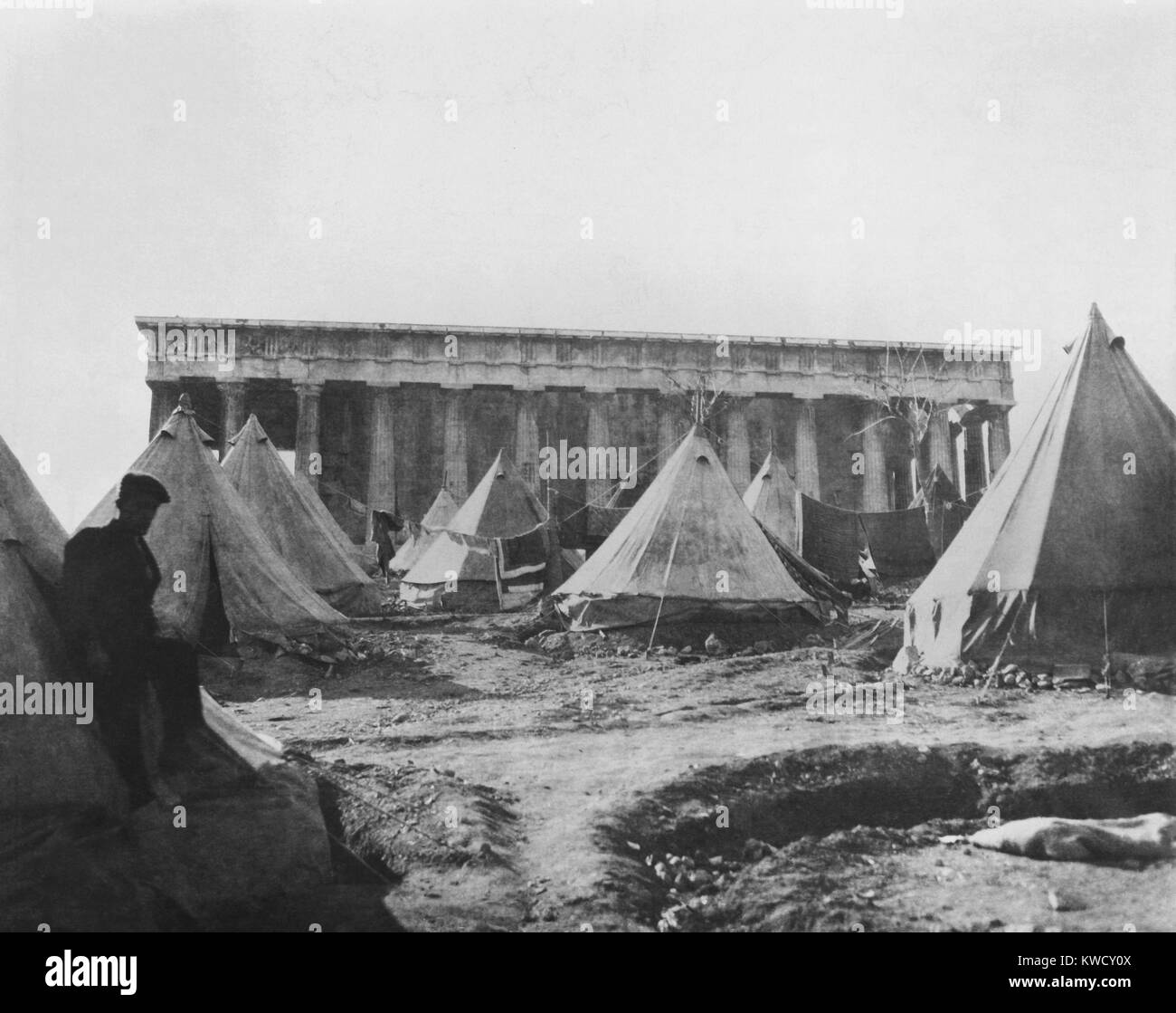 Village de tentes près du Temple de Thésée, Athènes, à l'abri réfugiés grecs. Dans les années 1920, l'État grec construit 25 000 maisons pour les réfugiés qui ont été absorbés dans la société grecque (BSLOC 2017 1 171) Banque D'Images