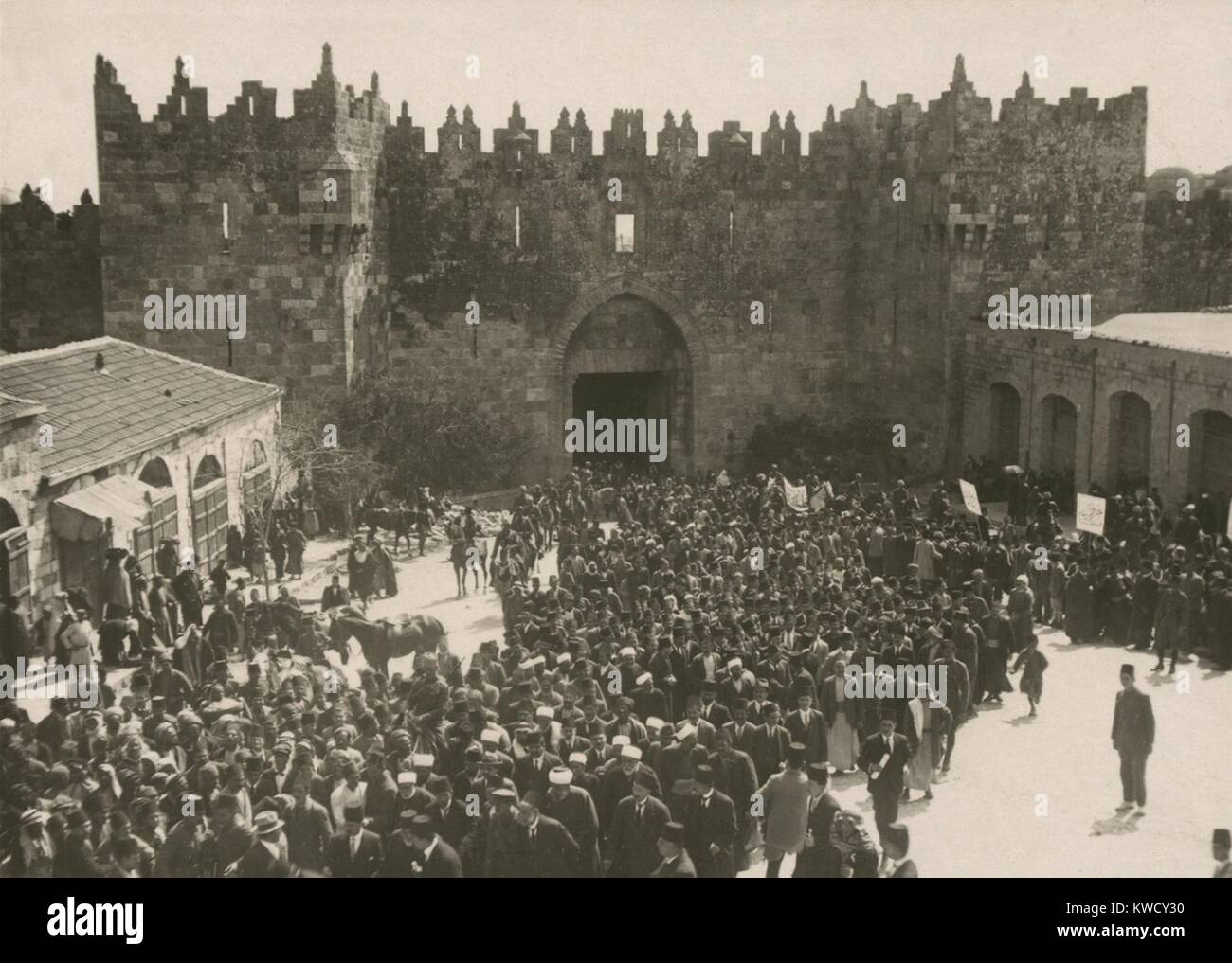 Manifestation anti-sioniste arabe Damas Porte de Jaffa à Jérusalem sur le 8 mars, 1920 (BSLOC 2017 1 191) Banque D'Images